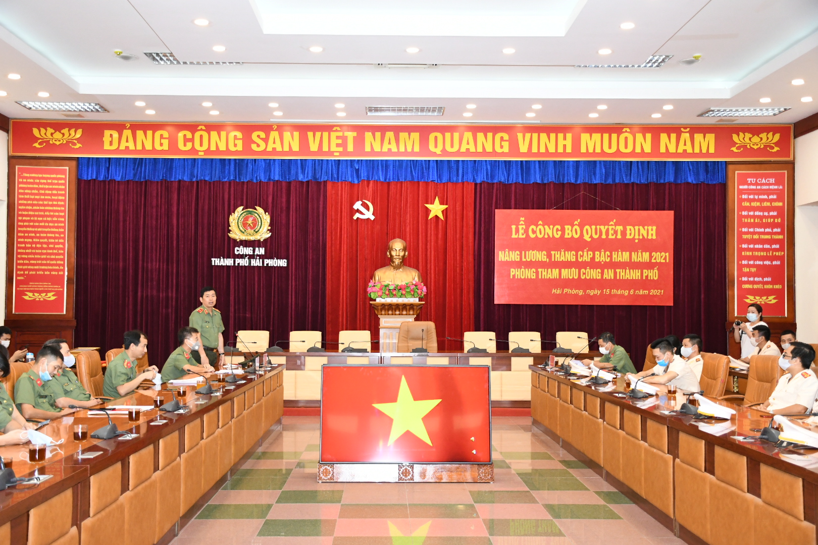 Phòng Tham mưu công bố các quyết định nâng lương, thăng cấp bậc hàm năm 2021